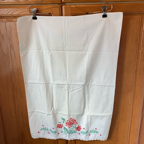 2 vintage floral embroidered pillowcases - Picture 2 of 12